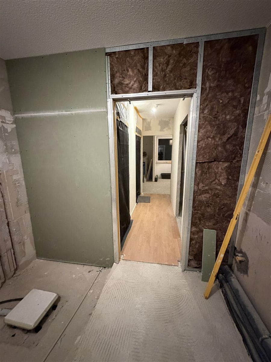 Trockenbau-Ständerwerk mit Dämmwolle und Rigipsplatten, fertig beplankt vor dem Spachteln.