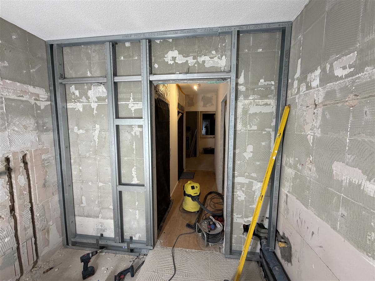 Metall-Ständerwerk für Trockenbau, präzise ausgerichtet für Raumteiler mit Türöffnung.