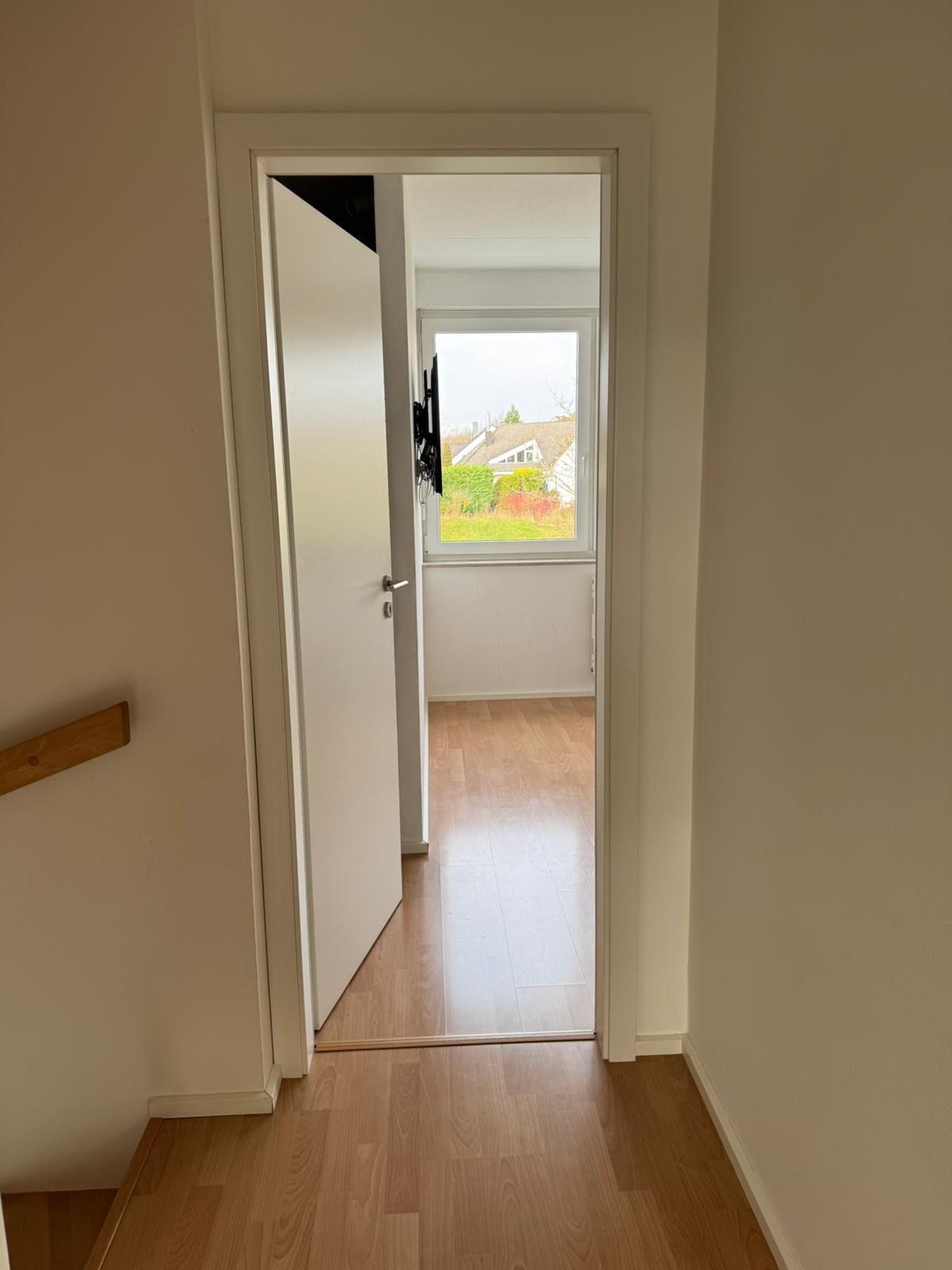 Fertig montierte Innentür mit hellem Rahmen und Blick in den Flur.