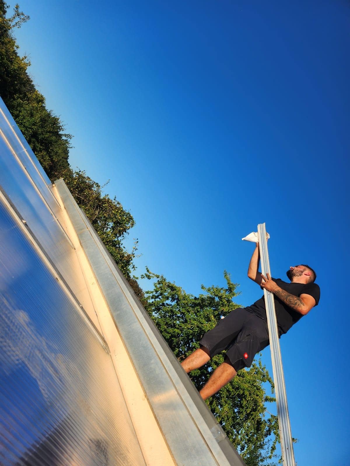 Timo Blumenau bei der Montage einer Terrassenüberdachung aus Polycarbonat.
