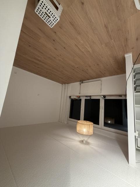 Verlegergebnis Laminat in einem Zimmer, gleichmäßige Verlegung mit Naturholzoptik.